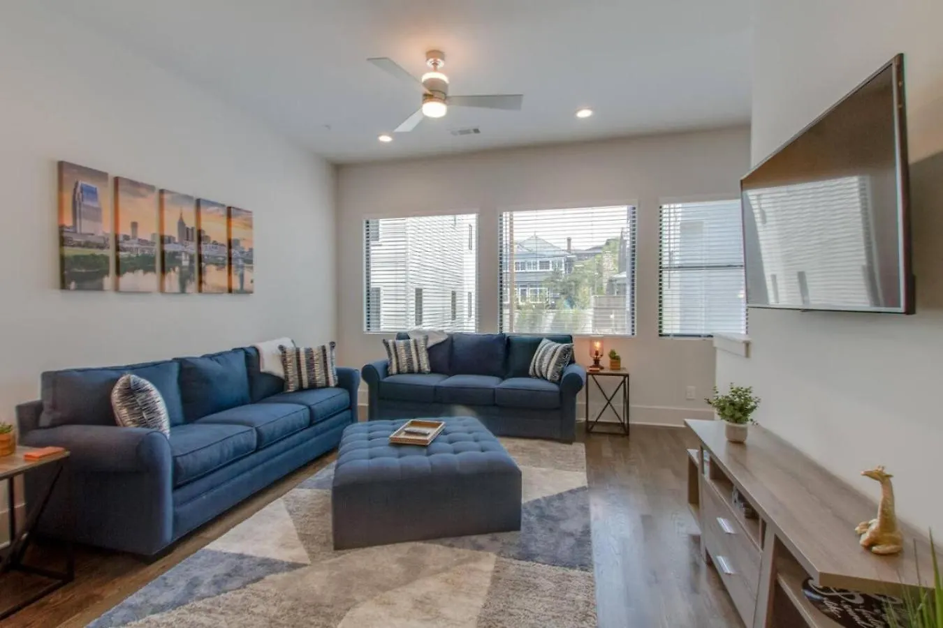Large Impressive Townhome Private Viewing Terrace location